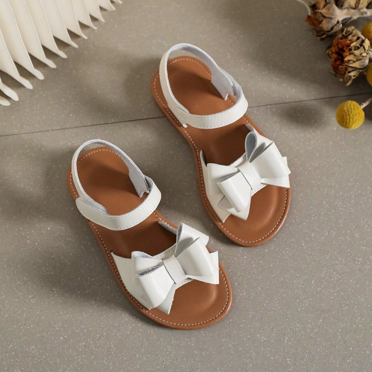 Трансграничная внешняя торговля 2025 новая корейская версия девушки бант мягкая подошва модная нескользящая обувь принцессы с босоножками