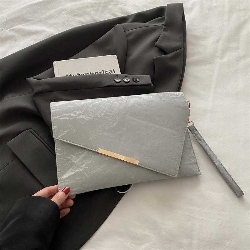 Bolso de alta calidad de diseño de nicho para mujer 2025 bolso de mano de hierro inclinado de estilo occidental salvaje bolso de sobre de moda bolso cuadrado pequeño