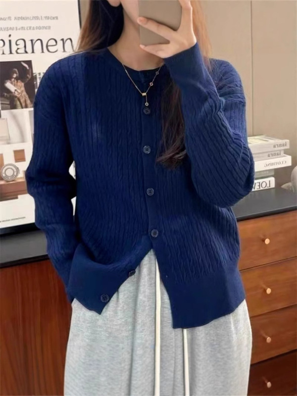 丸首の短い麻花春秋ニットの新作秋冬セーターの外にカーディガンの純色のコートの上着を着てファッションします。|undefined