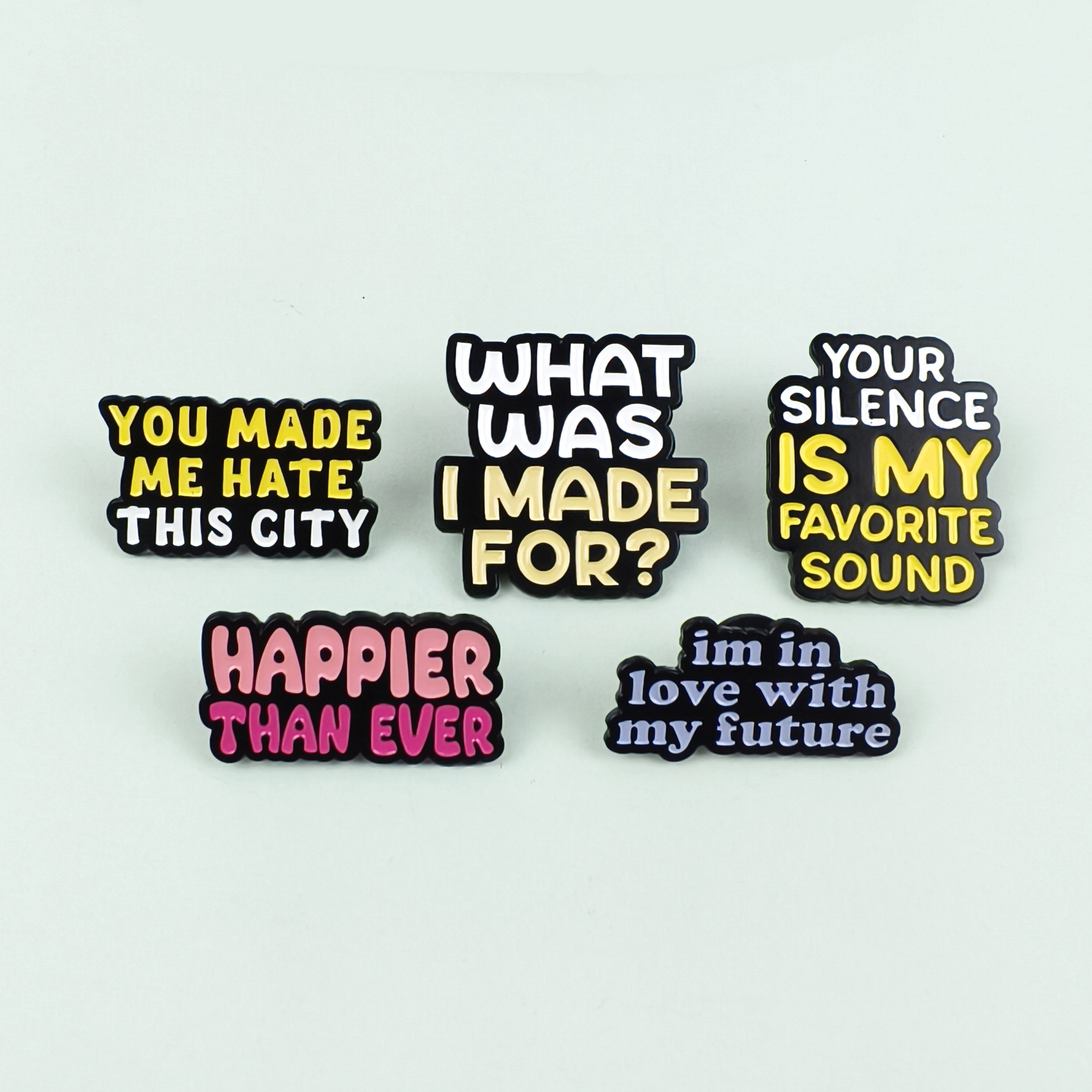 Insignia de metal personalizada Moda Serie de letras en inglés Broche geométrico Chaqueta Decoración fija Accesorios de cuello