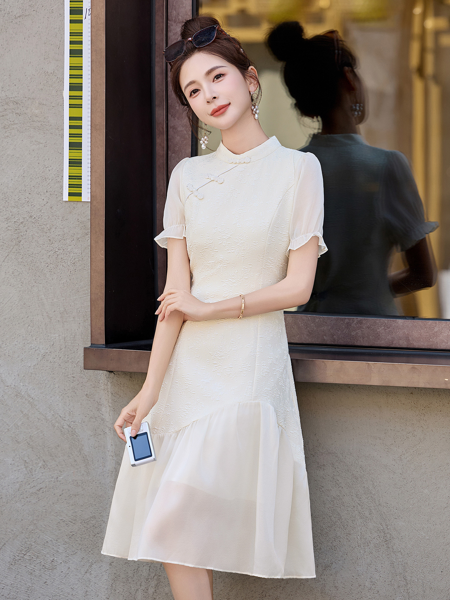 Đầm suông midi tân cổ điển tay ngắn cổ đức, thắt eo nhẹ, phong cách Trung Hoa hiện đại — màu trắng ngà