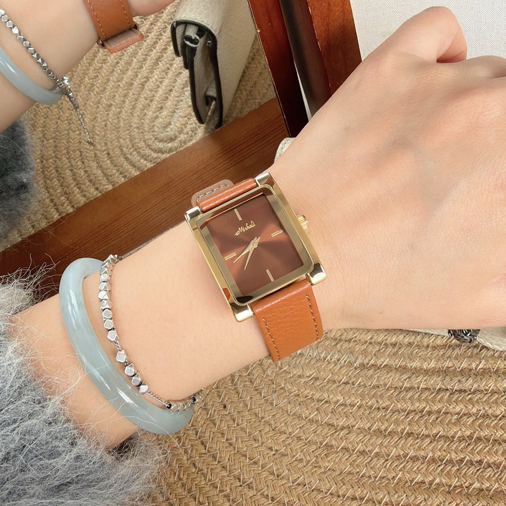 メリッサMishaliの新型銀色の四角形のベルトの腕時計の女性の時計のシンプルな大きい文字板の小さい大衆は金を生放送します。