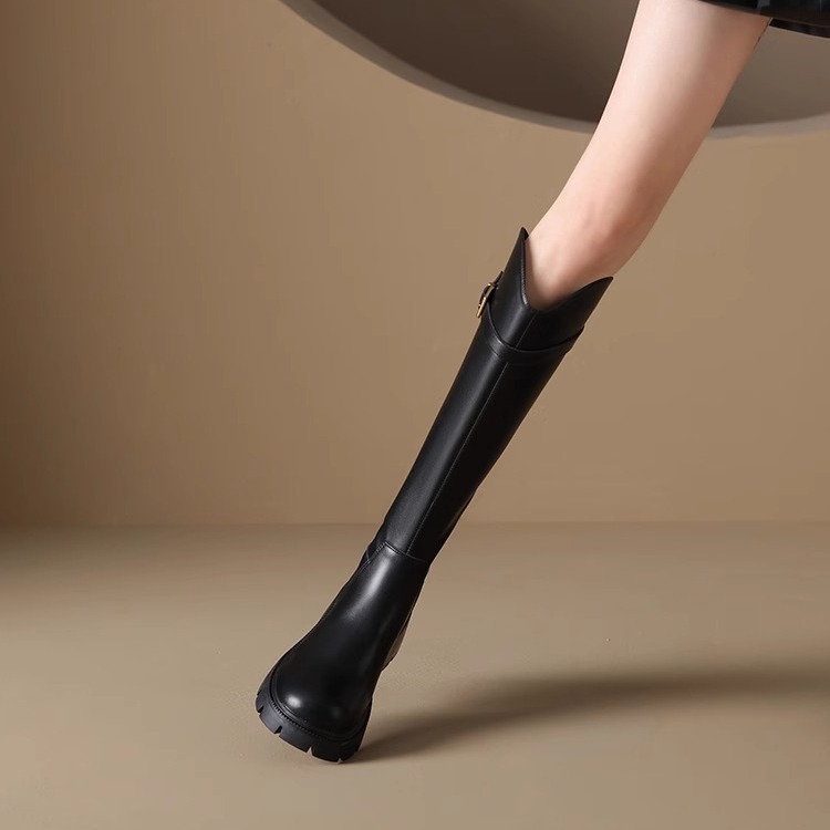 大きいサイズの長靴の女性を拡大します。|undefined