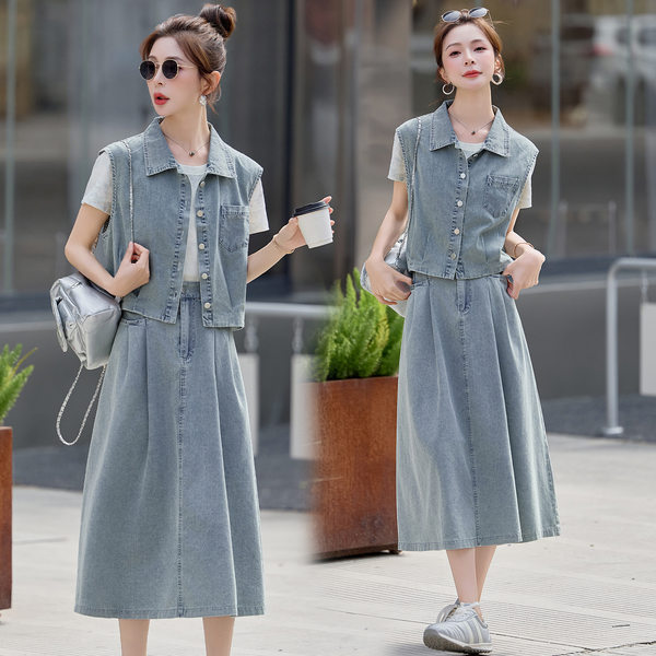 Bộ ba món thời trang nữ hè 2026: áo thun + áo khoác vest denim + chân váy midi — màu xanh nhạt, màu xanh đậm