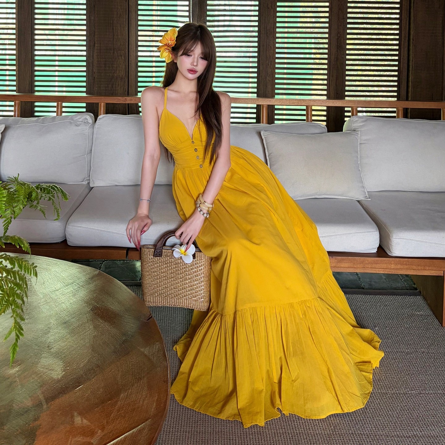 Beautiful Yellow V-Neck Strap Dress for Women, Waist-Cinching and Slimming, with a Large Hem, Perfect for Seaside Vacations in Thailand and Yunnan