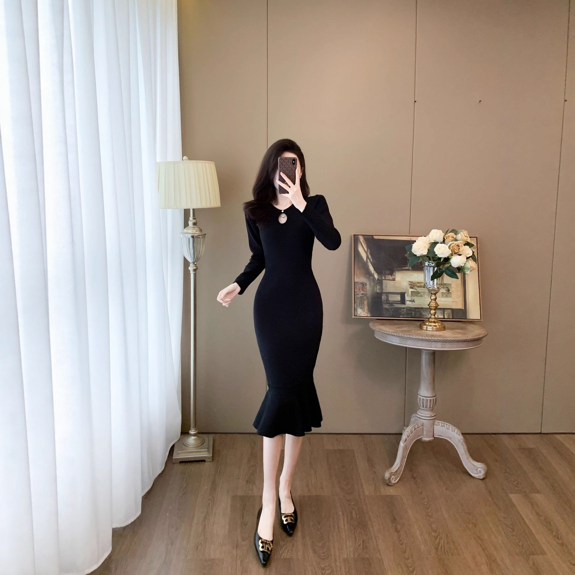 2025年法式镂空设计修身鱼尾裙知性优雅秋季黑色中长款针织连衣裙