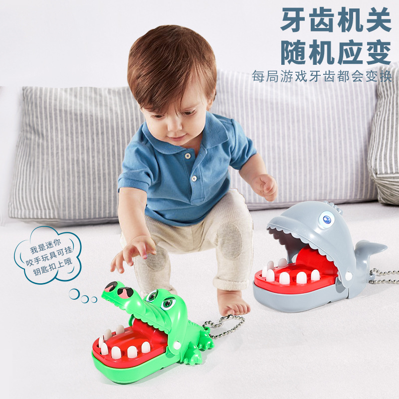 Cocodrilo pequeño muerde juguetes de dedo ballena juegos de extracción de dientes cocodrilo padres e hijos muerde juguetes de hechicería para niños al por mayor