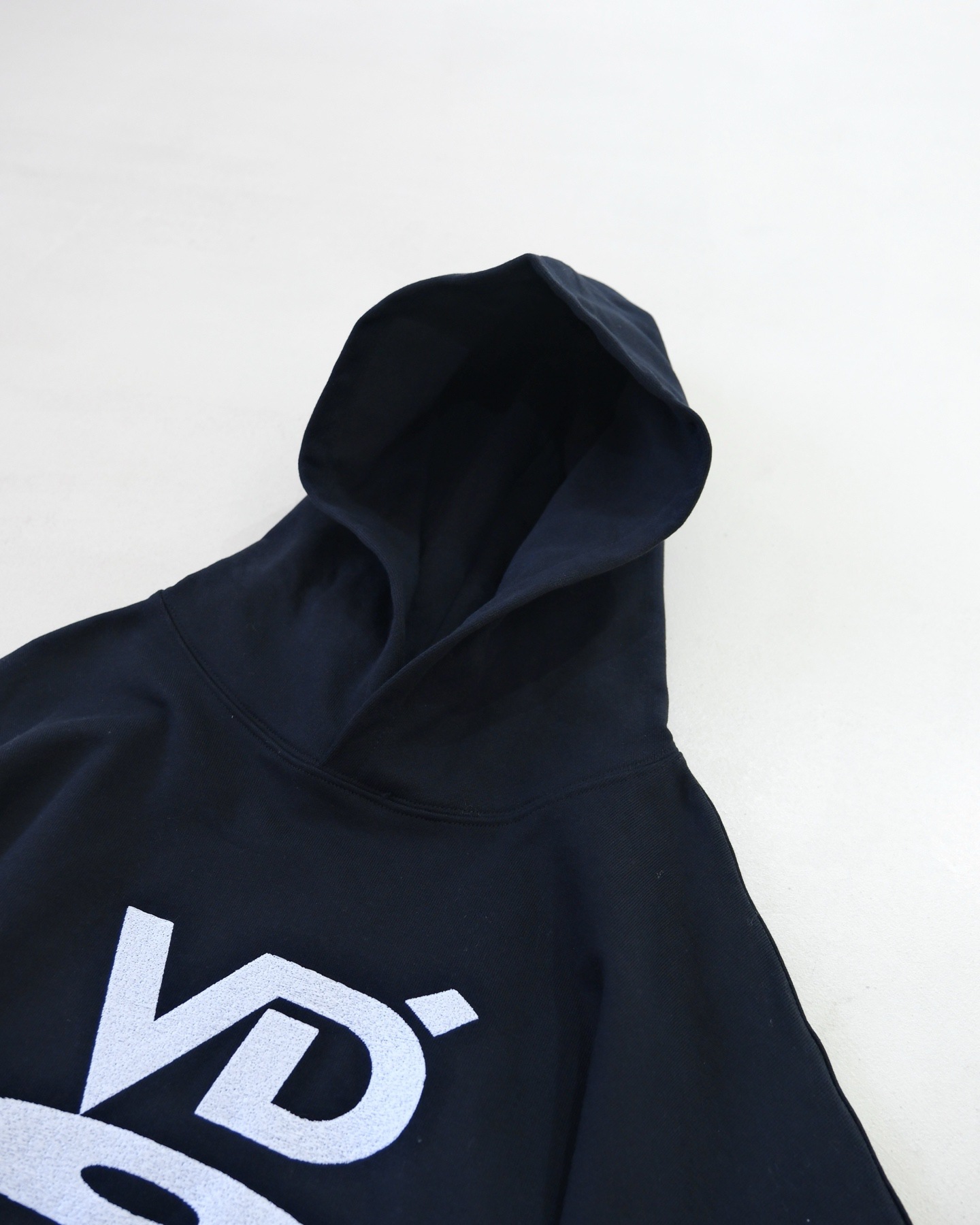 Felpa nera con cappuccio e lettera ricamata unisex_voghion.com