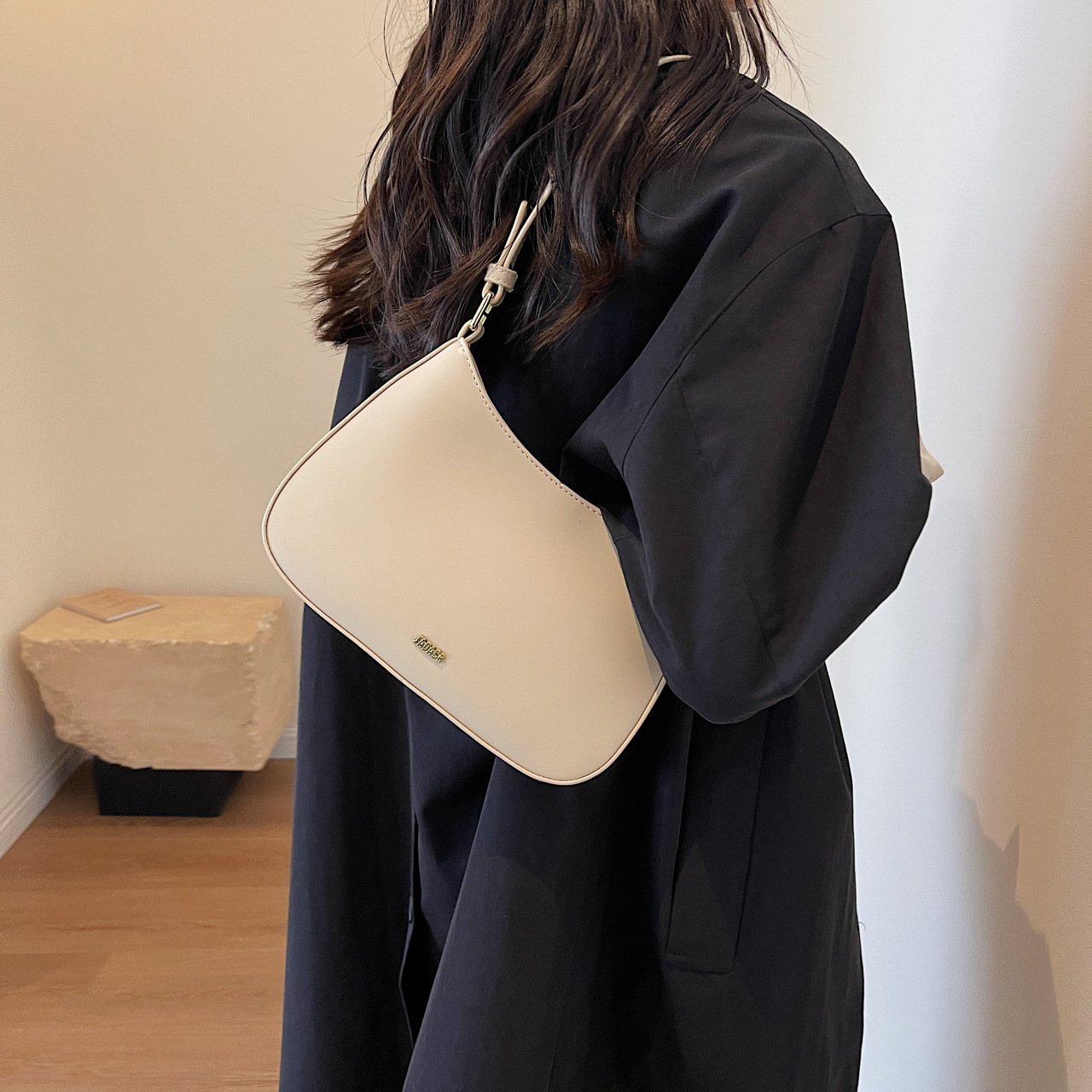 Bolso de moda de mujer 2024 verano nuevo estilo de moda bolso de brazo francés de textura simple bolso de palo nicho bolso de mochila