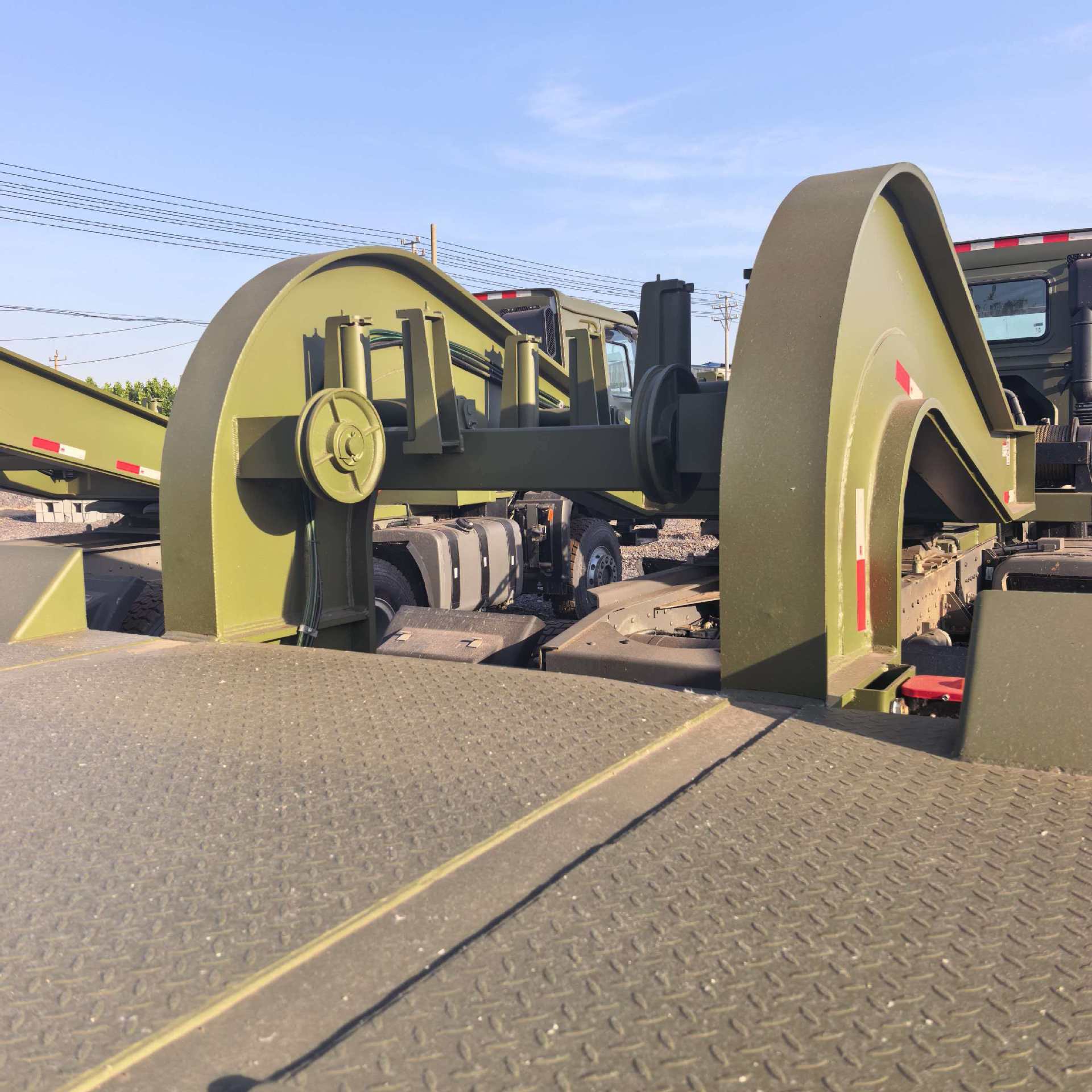 Cross-Border Export of Low-Platform Semi-Trailers to Africa and the Middle East, Engineering Machinery Transport Semi-Trailers, Four-Axle Low-Platform Trailers
