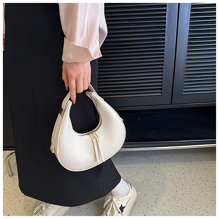 Koreanische Halbmondtasche 2024 Neue Modetasche Retro Internet Celebrity Beliebte einfache Handtasche Vielseitige Umhängetasche Großhandel_voghion.com