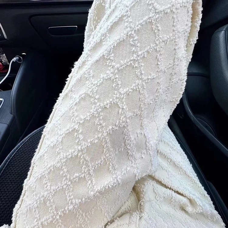 Белые жаккардовые стеганые джинсы с широкими штанинами для женщин, летний новый стиль 2025, высокая талия, утягивающий эффект, свободный прямой крой