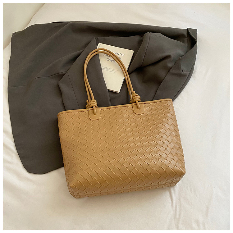 Bolso de patrón tejido de gran capacidad Bolso de hombro de cercanías de moda transfronteriza para mujer Bolso de tote de todo fósforo casual de alta gama