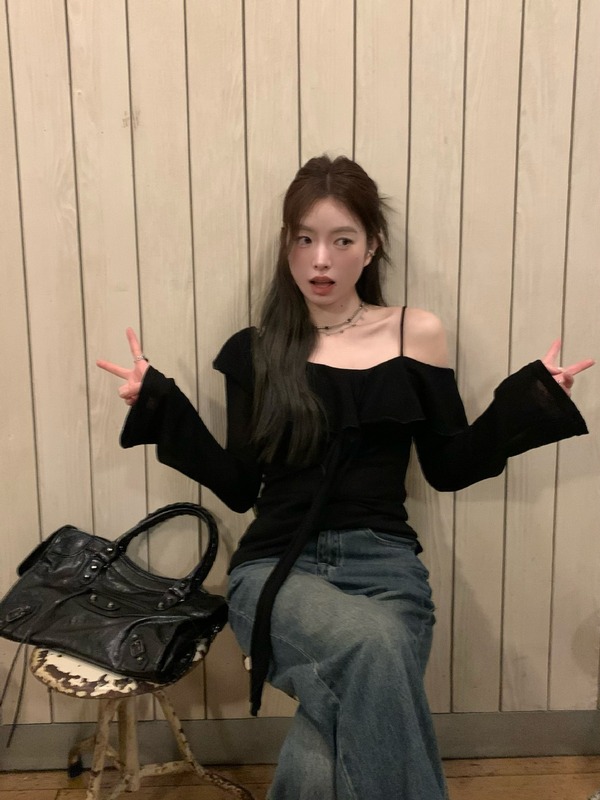 早秋黒一字肩長袖日焼け止めニットtシャツ女装薄手デザイン感肩ストラップ上着潮|undefined