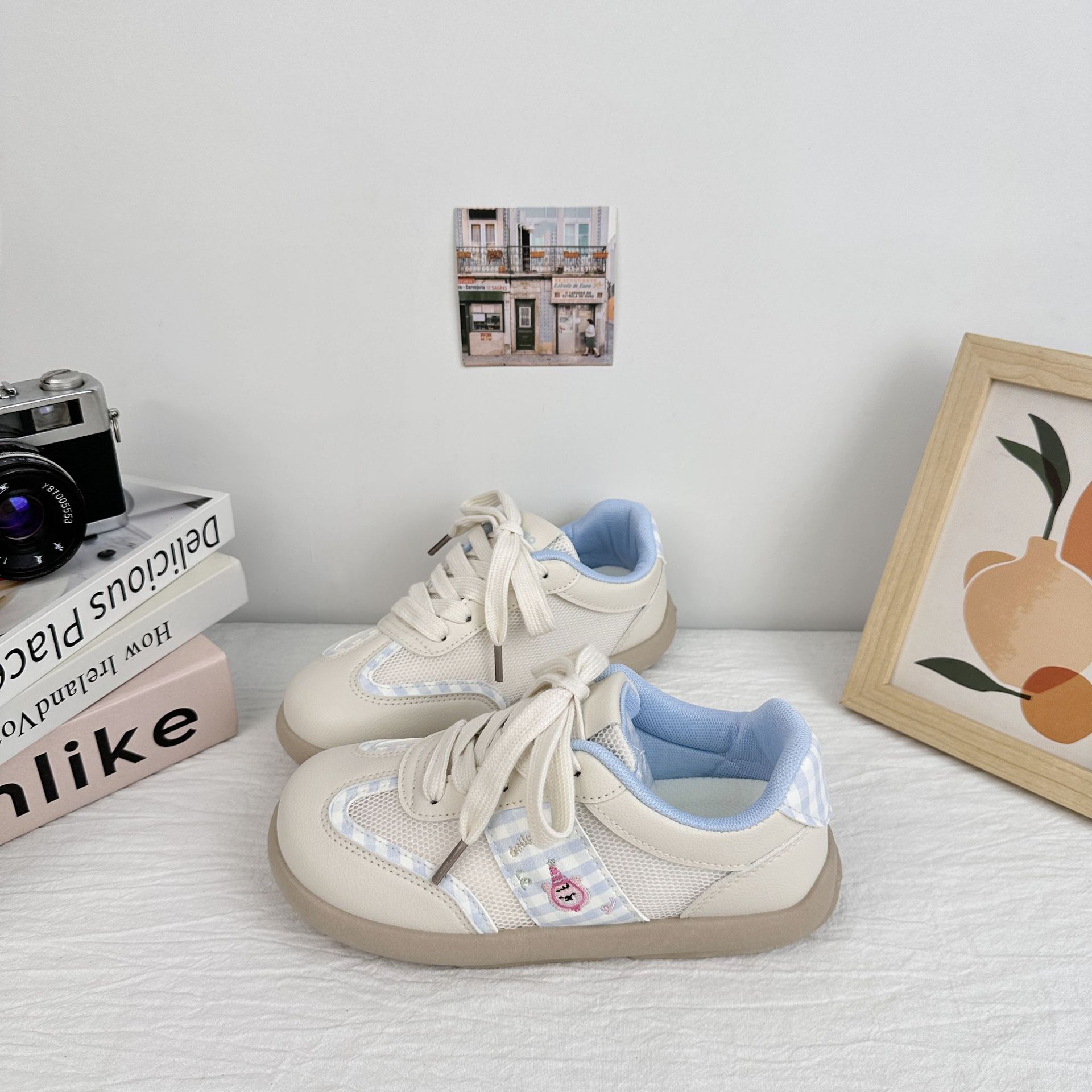 Zapatos de skate para mujeres de verano de 2025 zapatos de mujer de suela gruesa zapatos blancos pequeños zapatos de entrenamiento a cuadrícula zapatos casuales