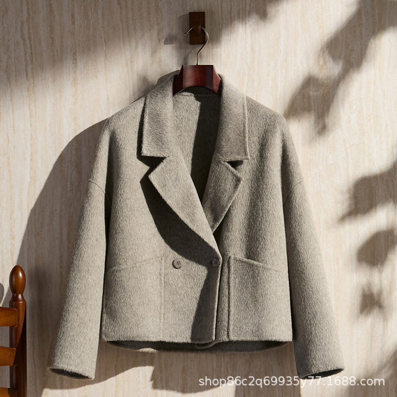 Versatile and stylish 100% wool solid color coat, short style, suitable for petite figures, wool jacket with suit collar.
