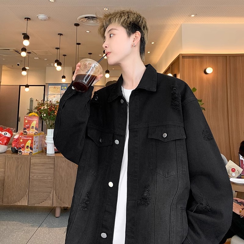 初秋の破れた穴のデニムのコートの男性の春秋のタイプのファッションのブランドの高級感のごろつきのハンサムでゆったりしているアメリカのジャケットの復古の上で服を着ます。|undefined
