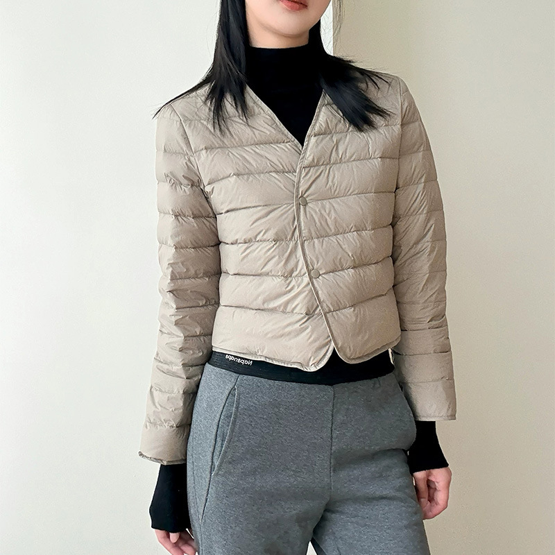 90% white goose down, lightweight down jacket, short women's V-neck style, 2026 autumn/winter collection, slim-fit inner down jacket 90% white goose down, lightweight down jacket, short women's V-neck style, 2026 autumn/winter collection, slim-fit inner down jacket