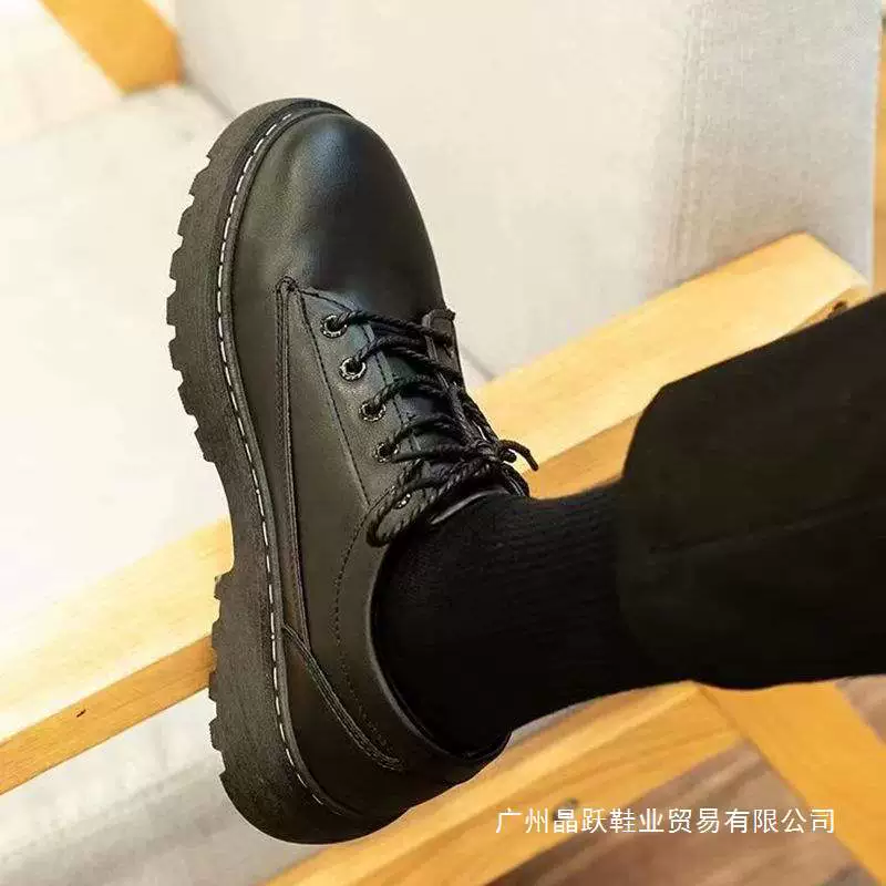 Новые кожаные туфли для мужчин, корейский стиль, модные, универсальные и красивые туфли, мужские повседневные молодежные британские черные маленькие кожаные туфли на шнуровке.