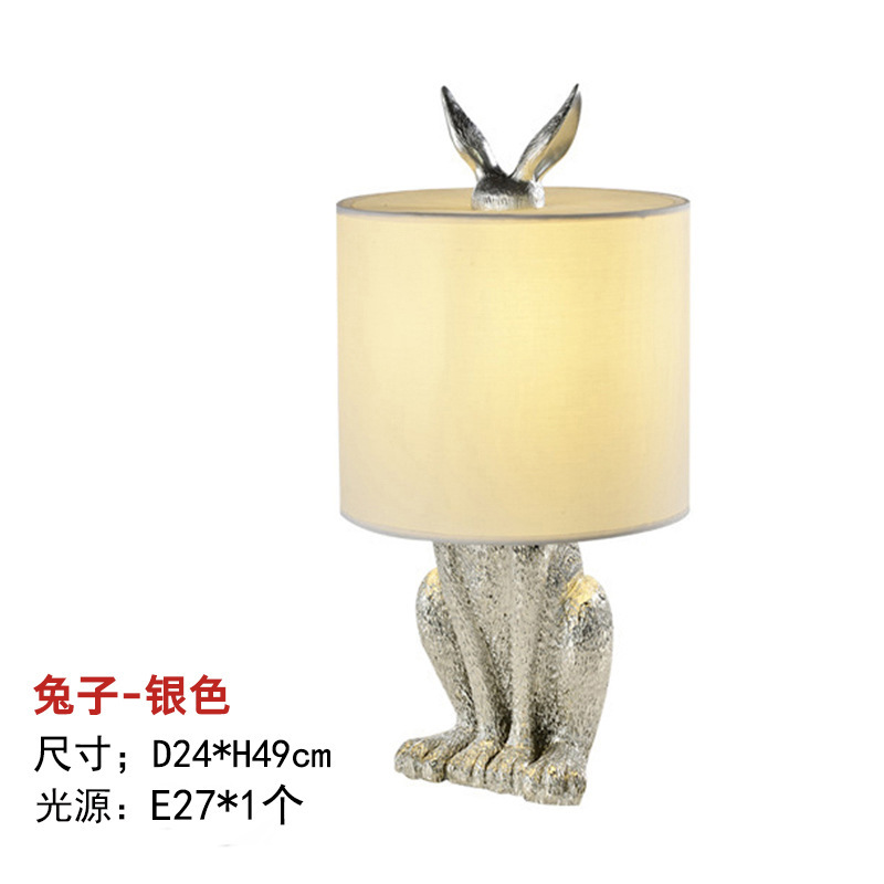 은색 가면을 쓴 토끼