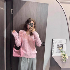 V领大麻花针织毛衣女神修身款 小马刺绣高端品质直播实体拿货时尚
