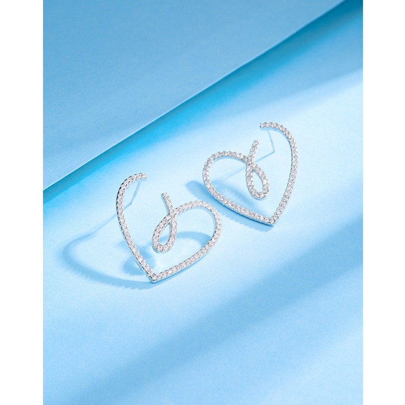 Lleno de diamantes pendientes encantadores para las mujeres 925 Luz de plata de lujo de alto grado temperamento nicho diseño pendientes en forma de corazón pendientes Nuevo