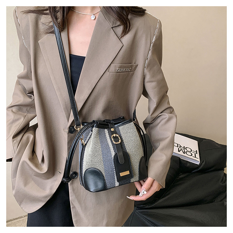 Diseño de nicho de moda bolsa de cubo portátil para mujeres 2023 nueva moda lienzo contraste color rayas hombro bolsa de mensajero