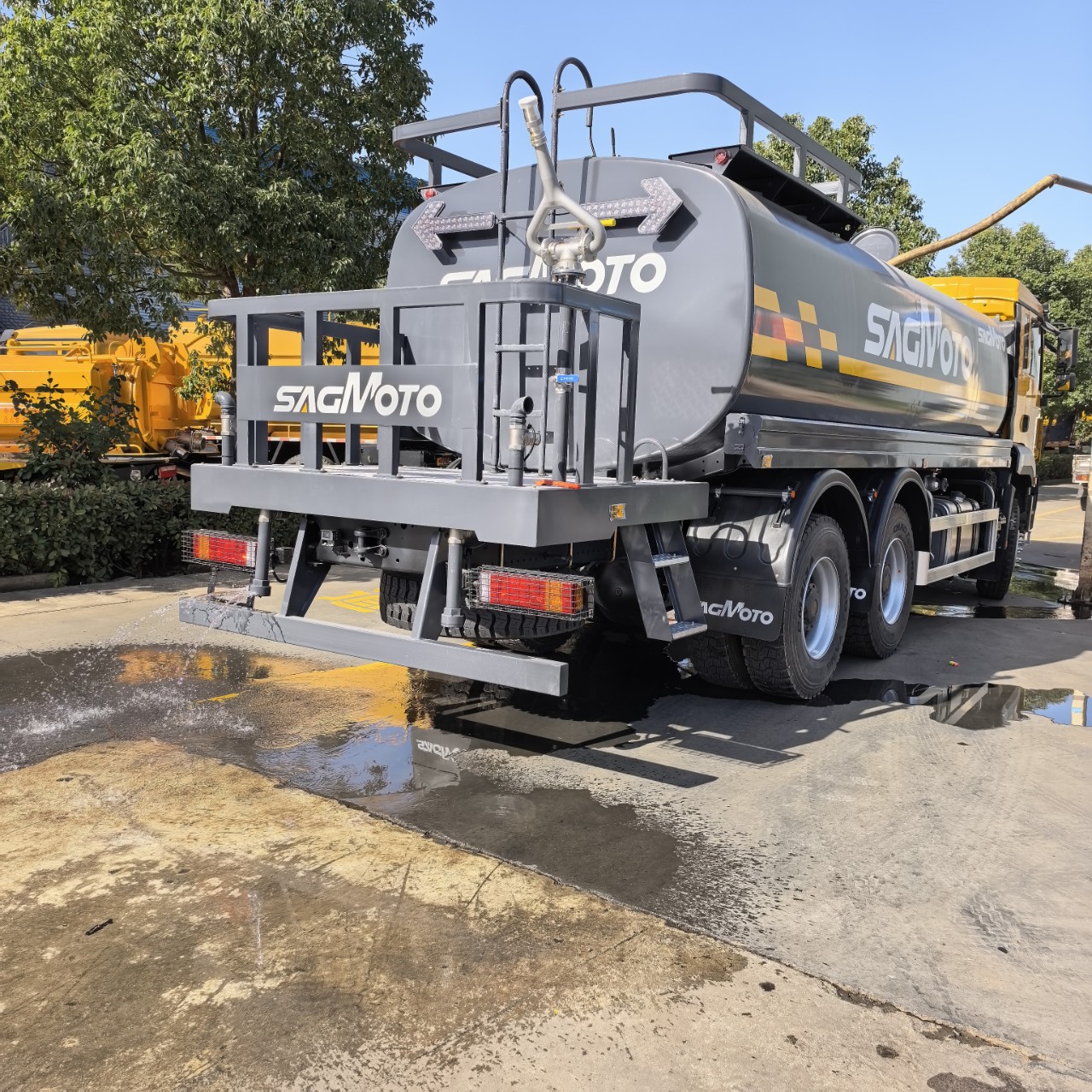 Delong Rear Eight-Wheel Sprinkler Truck Cross-Border Factory 6*4 Engineering Vehicle Manufacturer Direct Sales