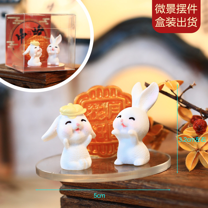 中秋節のウサギのかわいい漫画の微景はデスクトップの置物のギフトボックスの中秋のデパートの不動産の贈り物を飾ります。|undefined