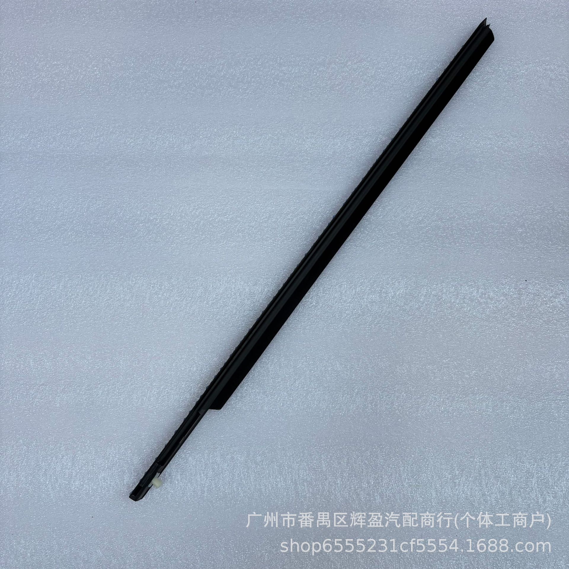 LR001737/LR001738 is suitable for the outer trim of the rear door glass on the Land Rover Freelander II