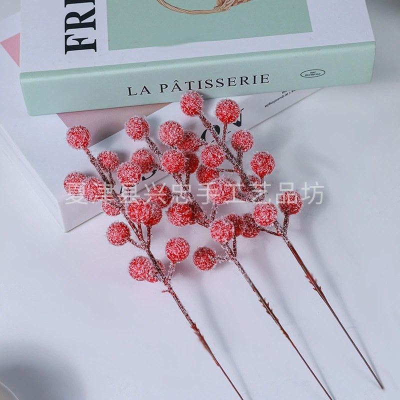 Рождественское украшение в виде сцены с одиночными висящими покрытыми снегом красными ягодами, домашнее украшение с покрытыми льдом красными ягодами, 12 покрытых снегом красных ягод-талисманов.