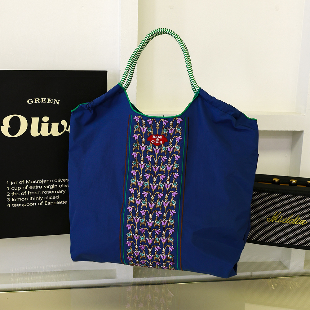 厳選ネット赤同項日系ボールチェーン刺繍レジ袋女性ファッション小衆大容量シングルバッグ潮