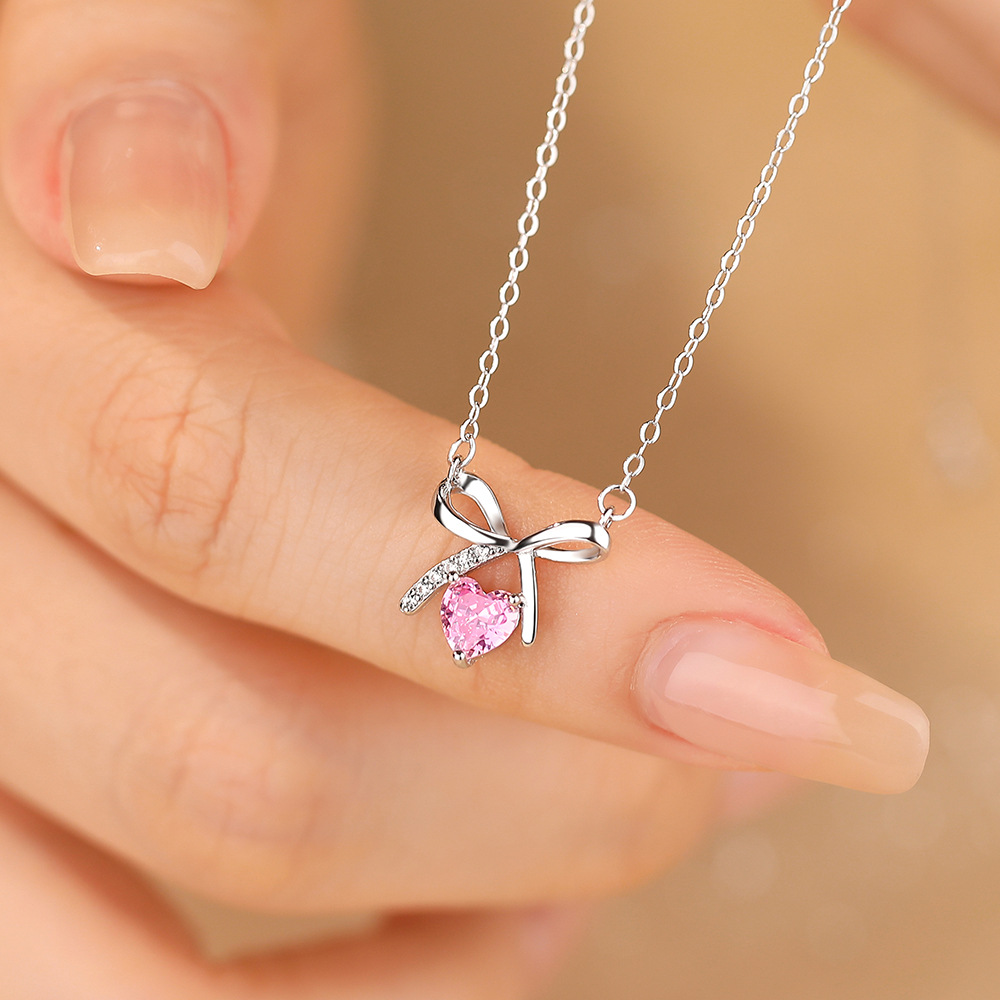 Verfijnde vlinderhanger met zirkonia voor dames. Sierlijke vergulde choker met een sprookjesachtige uitstraling. Hypoallergeen, lichtgewicht en vol._voghion.com