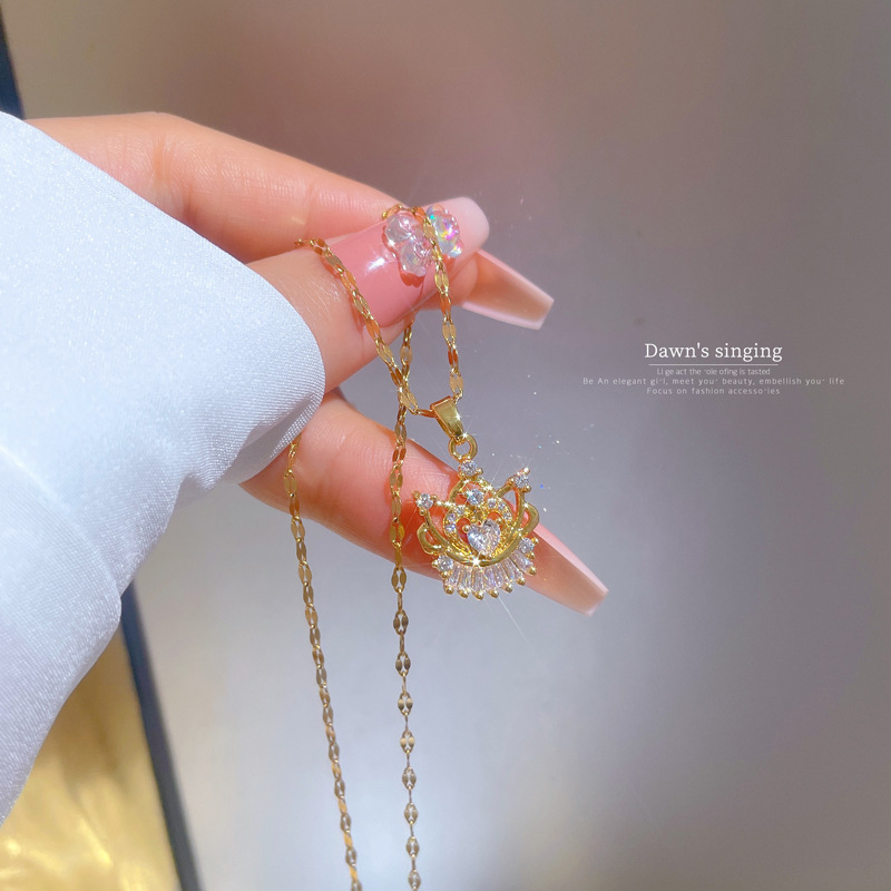 Collar con colgante de corona y circonitas chapado en oro_voghion.com
