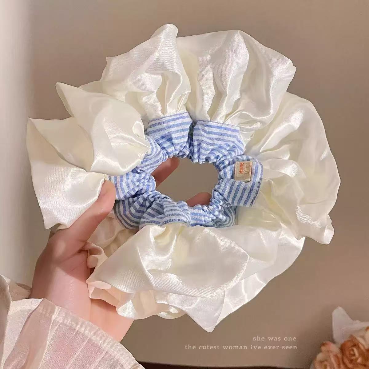 파란색과 흰색 머리끈