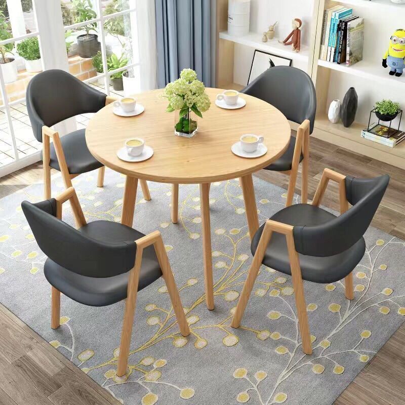 밝은 나무색 데스크탑 + 짙은 회색 가죽 의자