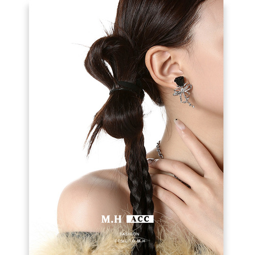 Original Butterfly Droplet Oil Rose Necklace for Women, Fashionable and Versatile Pendant Lock Chain with Cool Style High-Quality Accessory