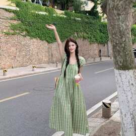 绿色格子泡泡袖连衣裙女夏泰式多巴胺明媚新疆海边度假棉麻长裙子