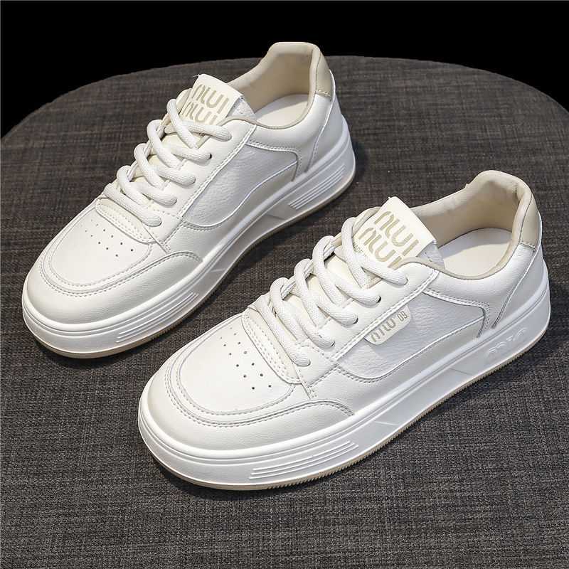 Pequeños zapatos blancos para chicas primavera y otoño plano fondo grueso 2025 verano nuevo fondo blando simple papá zapatos de skate casuales