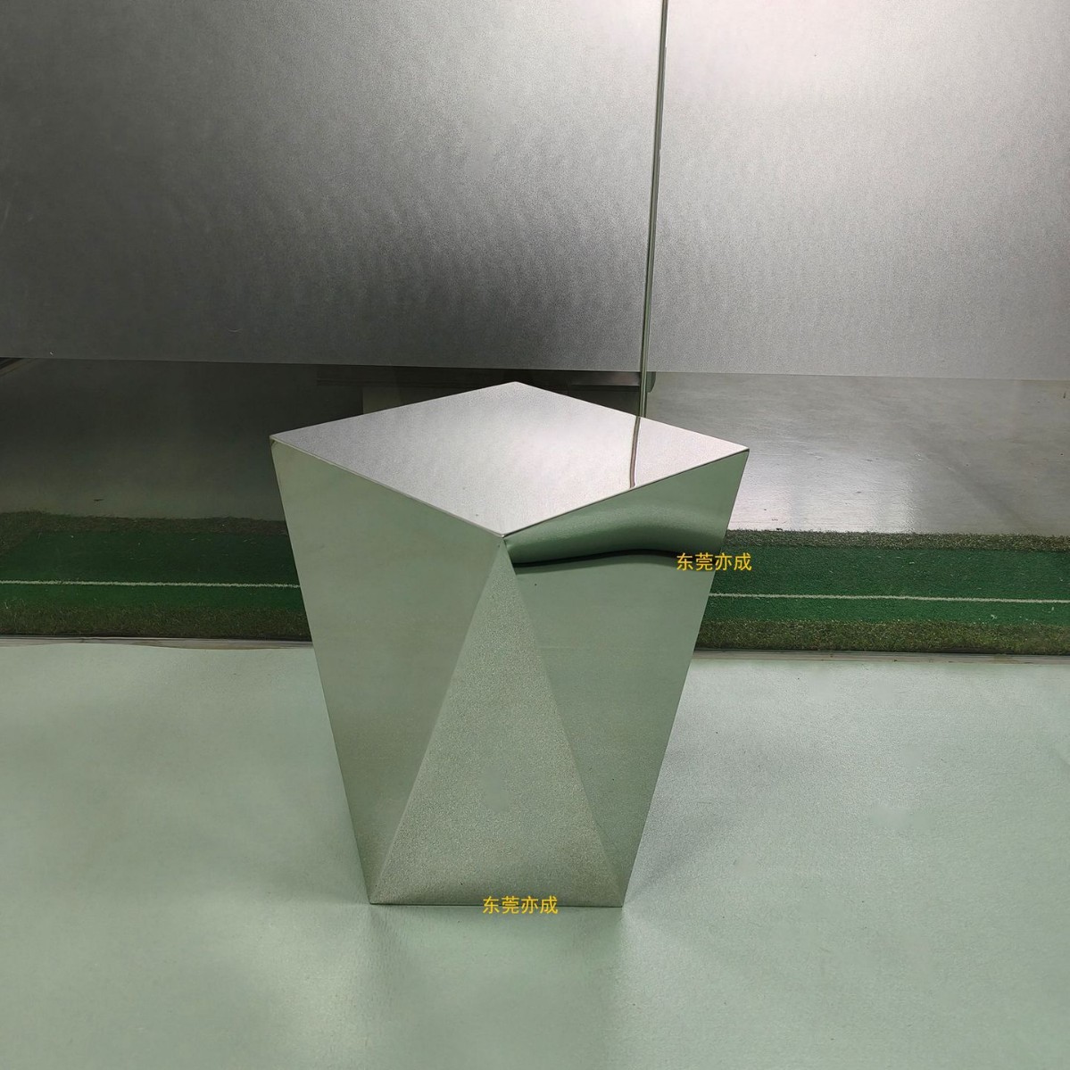 モダンライトラグジュアリークラウドコーナーテーブルイタリアのミニマリストモダンソファコンビネーションコーヒーテーブルシンプルなステンレス鋼のリビングルームサイドテーブル