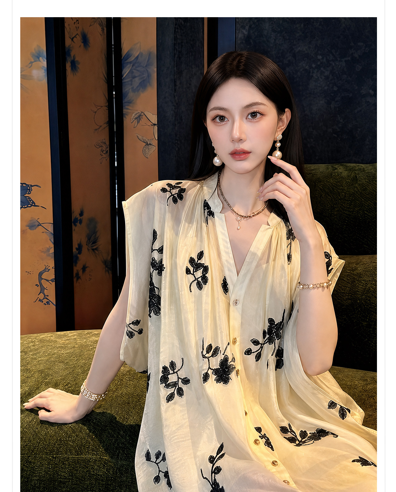 Đầm maxi nữ thắt eo phong cách tân Trung Hoa, cổ tròn, tay ngắn, thân suông, tùng váy xòe nhẹ, gấu váy xẻ tà, chất liệu voan mỏng phối ren thêu hoa và đính cườm lấp lánh — Vàng nhạt chi tiết 2