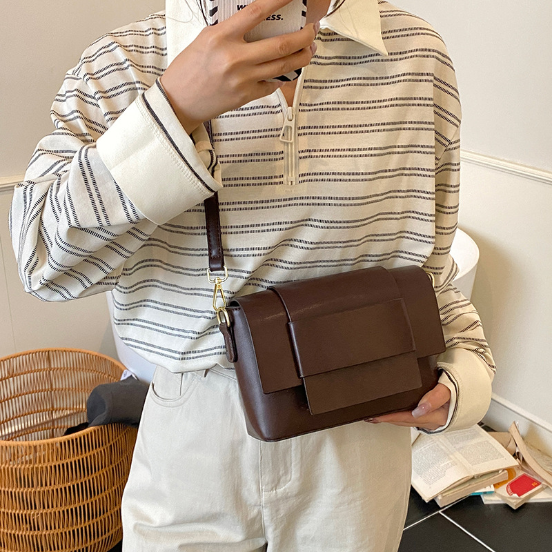 Bolso de mano retro estilo Hong Kong 2025 verano nuevo estilo bolso femenino diseño de nicho bolso de hombro moda contraste color bandolera marea