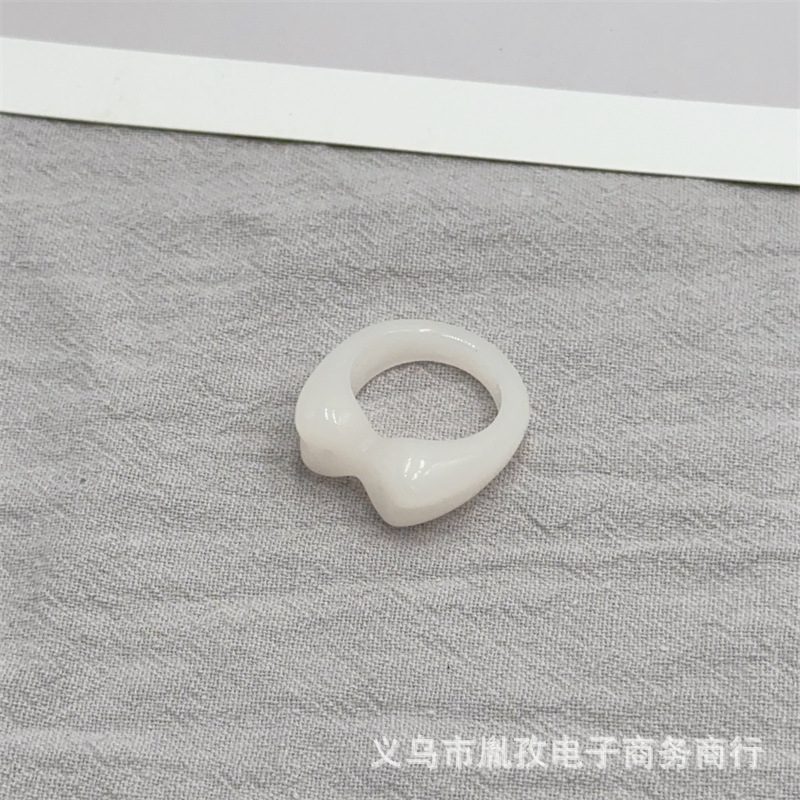 Japonés y coreano transfronterizo nuevo anillo de arco de efecto de nube de resina fresco dulce viento red anillo de diseño rojo