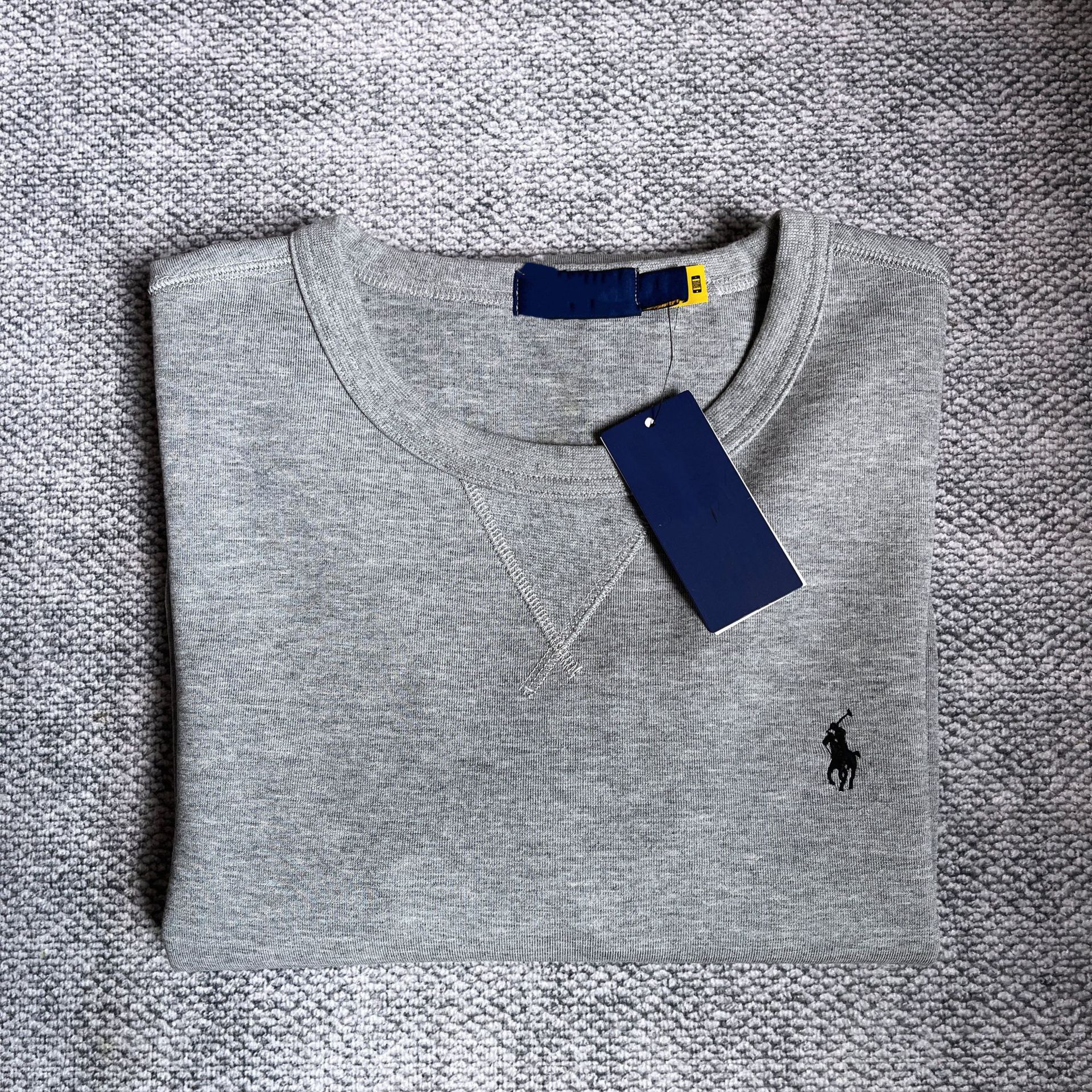 高品質のスキャン可能な馬の刺繍の純色の長袖のデザインの上着の丸首のガードルのカバーの男性