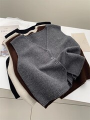 優しいレトロなvネックのニットのベストの女性は秋冬には怠惰で、ノースリーブのベストを重ねて着ています。