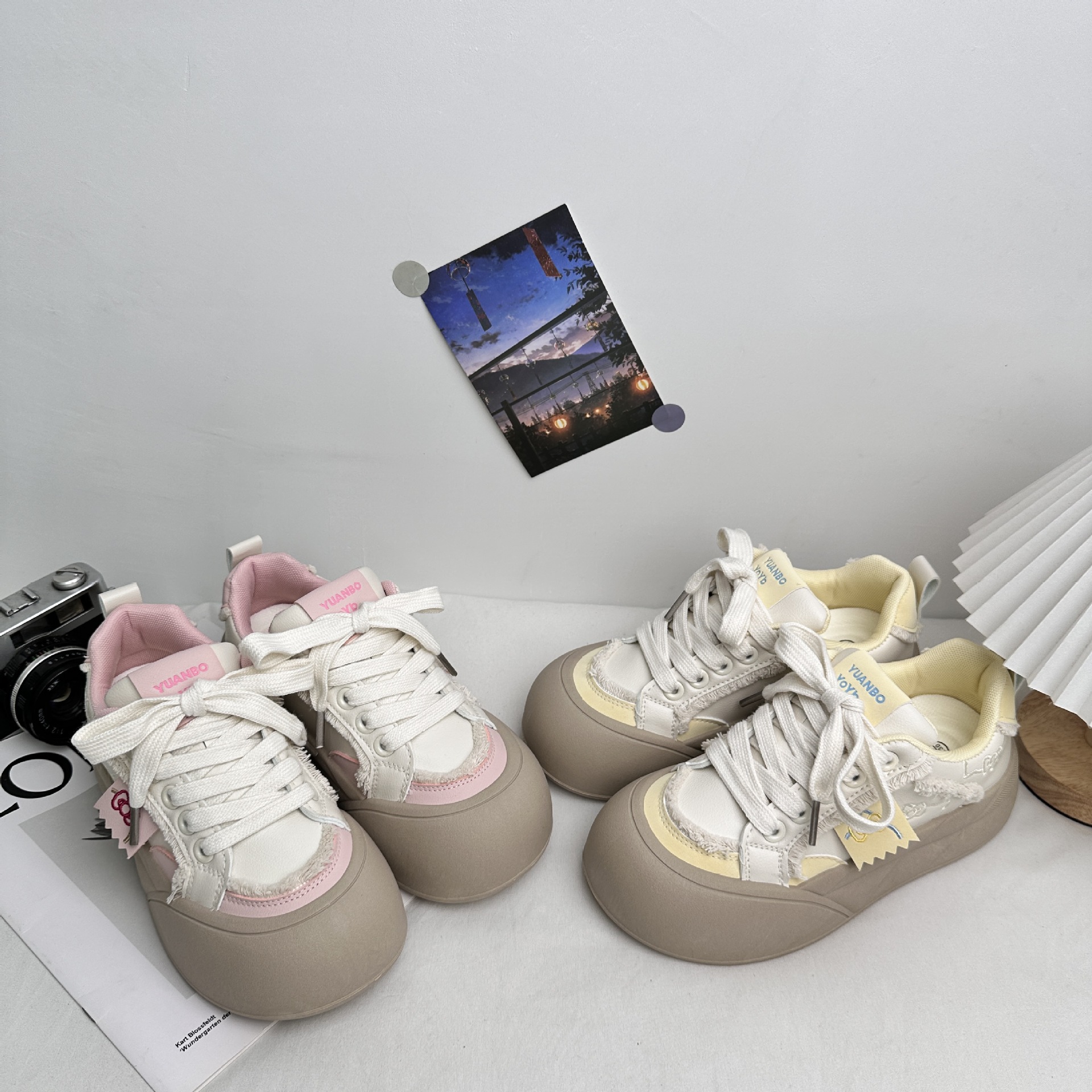 Zapatos de pan de ondas distantes para mujeres en alta tendencia con suela gruesa ligera y suave zapatos de cabeza grande con faldas pequeñas zapatos blancos zapatos de skate