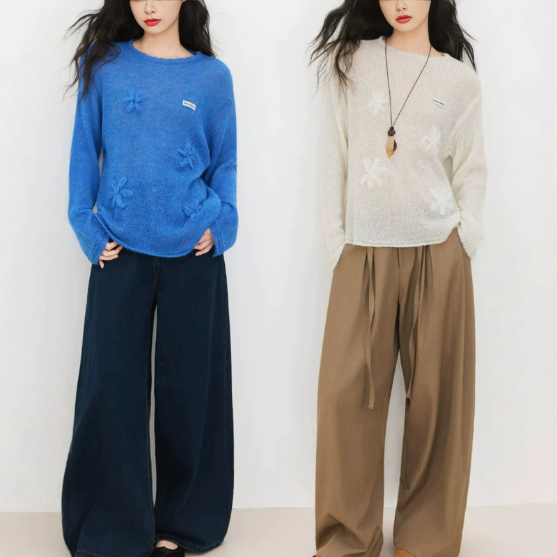 Yuan Ye Space 2026 Autumn Collection: Women's Two-Tone, Three-Dimensional Floral Knit Top, Loose-Fit, Round Neck, Long Sleeve Yuan Ye Space 2026 Autumn Collection: Women's Two-Tone, Three-Dimensional Floral Knit Top, Loose-Fit, Round Neck, Long Sleeve