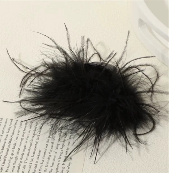9.5cm black feather grabbing