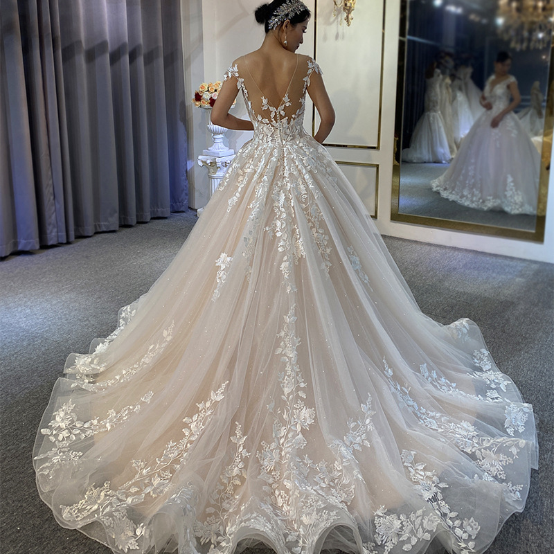 Vestido de novia estilo francés, nuevo modelo 2026, elegante estilo forestal, encaje blanco, escote en V profundo, vestido de novia de princesa ultra-romántico y de ensueño.
