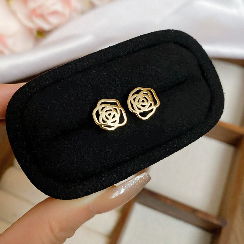 Pendientes de flores tridimensionales con lentejuelas de aguja de plata Pendientes de lujo ligero de alta gama de moda de nicho Pendientes de viento frío al por mayor